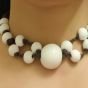 قلادة من الخرز الأبيض